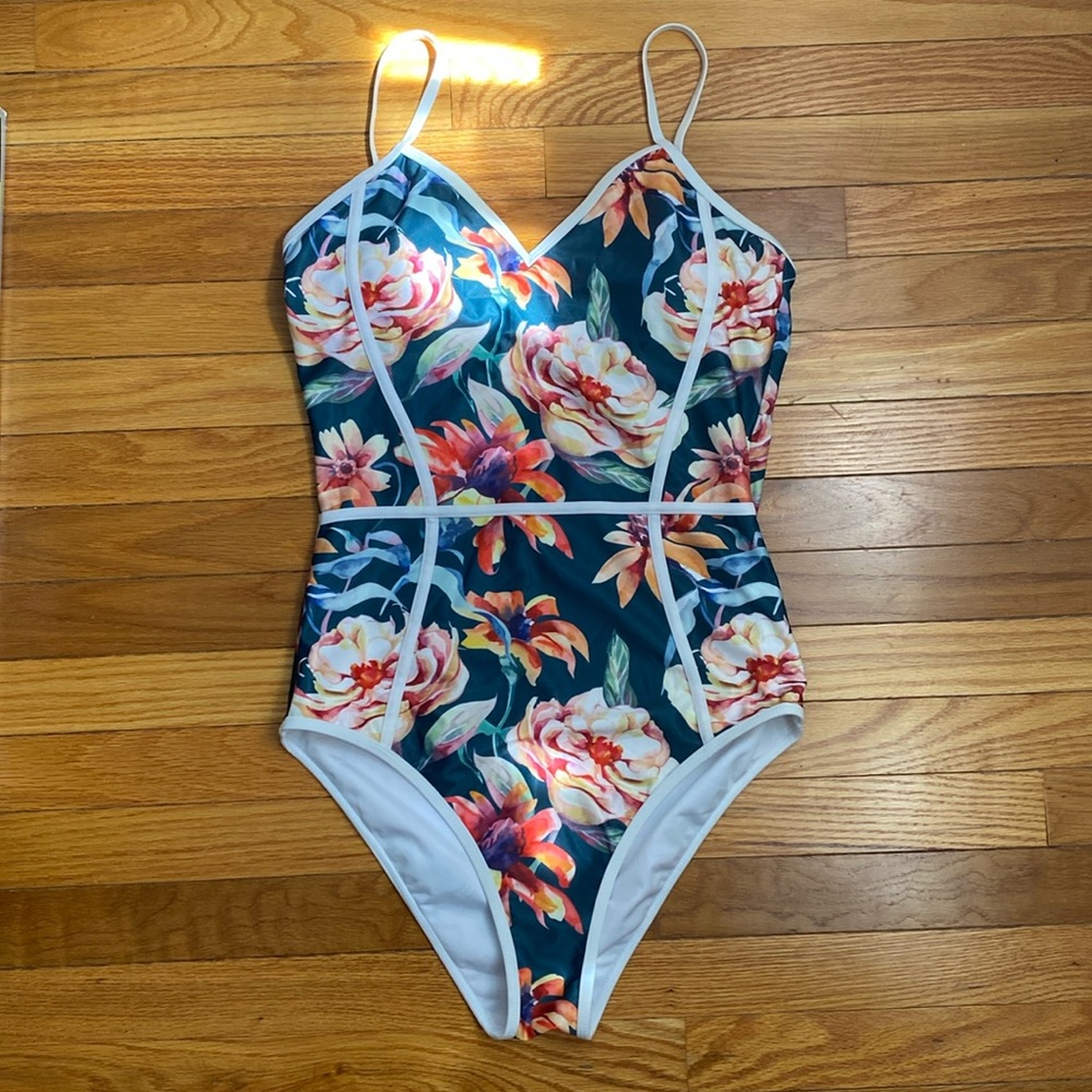 Cupshe beautiful Floral One Piece swim suit accents very sexy modest size Small